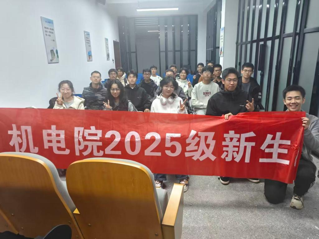 图片包含 人, 前, 男人, 人们AI 生成的内容可能不正确。 图片包含 人, 前, 男人, 人们AI 生成的内容可能不正确。