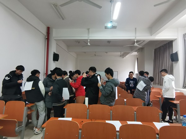 1575038342815366.jpg 同学们在背上给彼此写下祝福.jpg