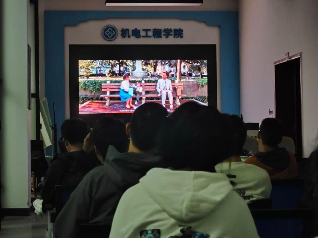 一群人在房间里的电视AI 生成的内容可能不正确。 一群人在房间里的电视AI 生成的内容可能不正确。