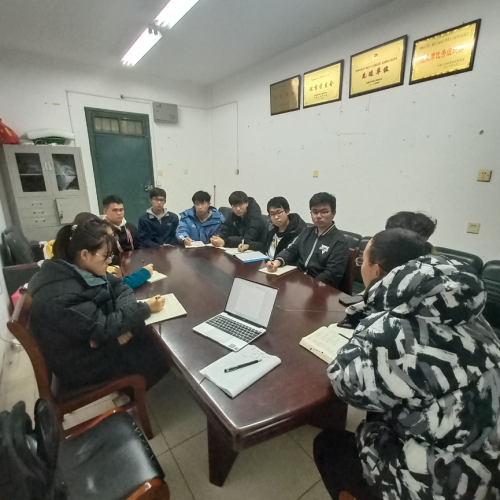 会议伊始,十位心理委员依次对自己开学以来的工作进行了简要阐述.