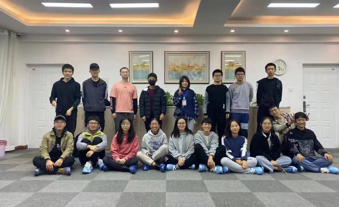 图片包含 人, 室内, 天花板, 一群描述已自动生成
