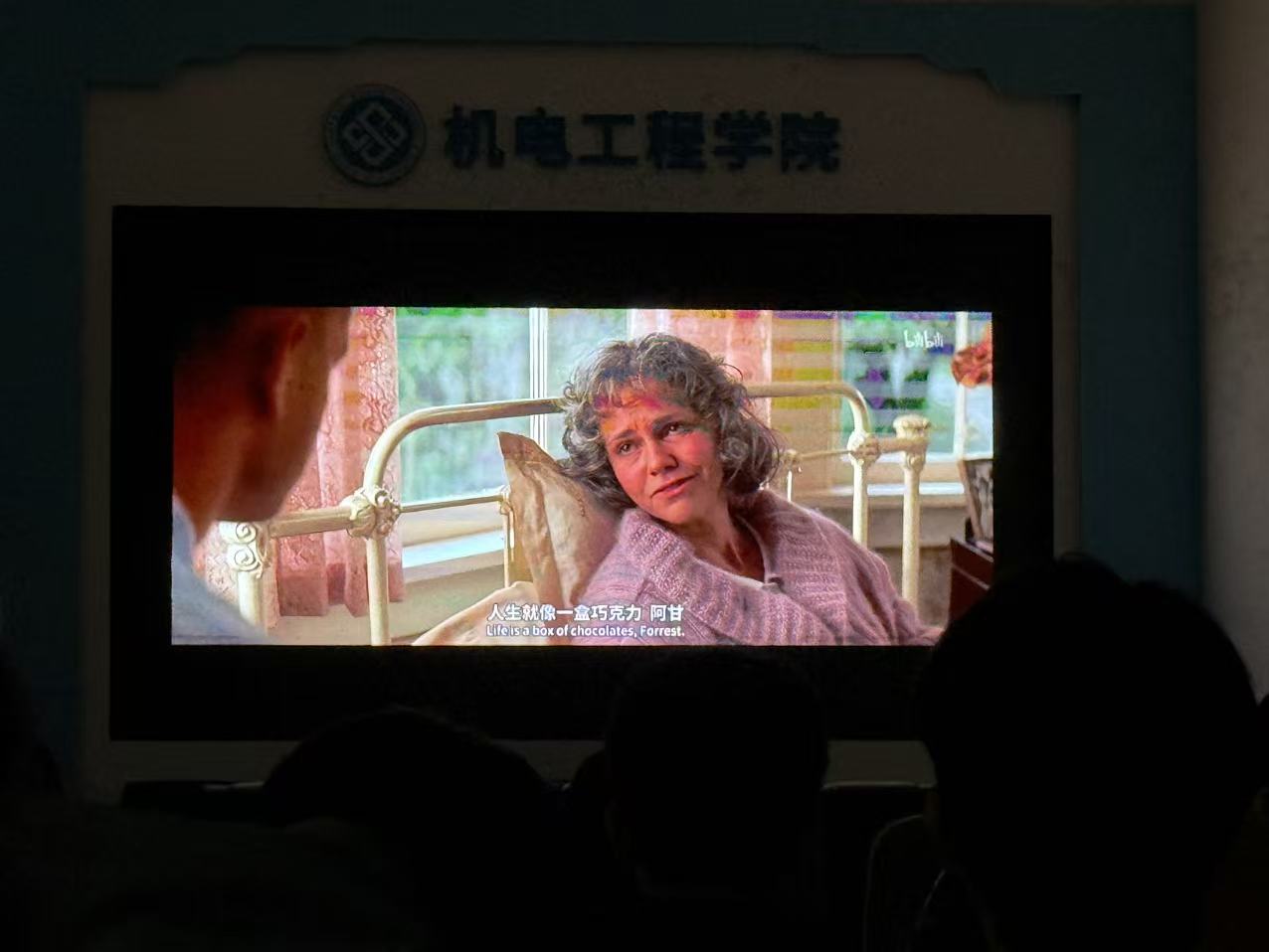 电视前的人AI 生成的内容可能不正确。 电视前的人AI 生成的内容可能不正确。